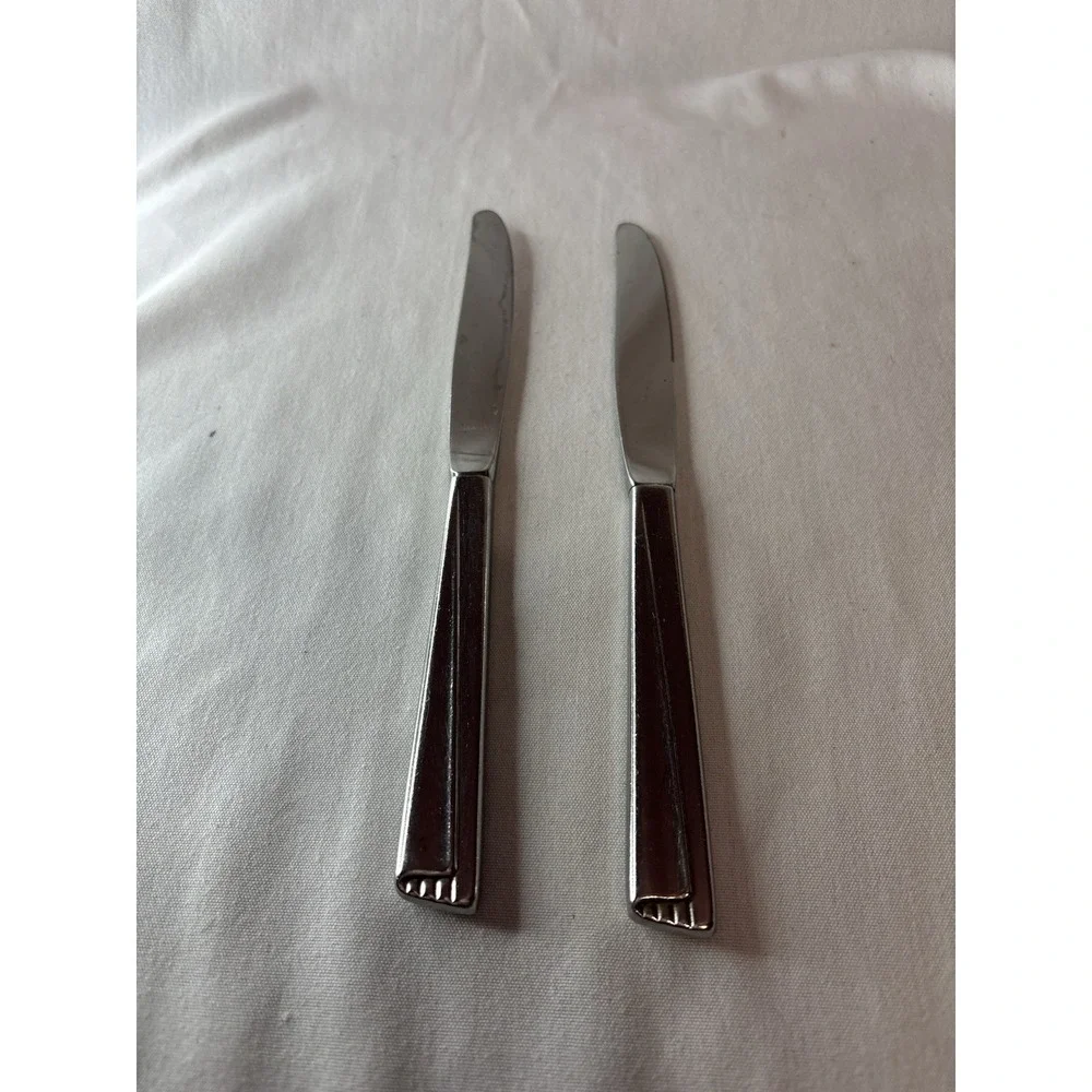 WM Rogers Set of 2 Stainless Steel Silver Dinner Knives Geometric Handle 8.5-in